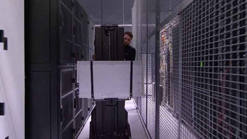 ServerLIFT 前载式 vs 侧载式升降机